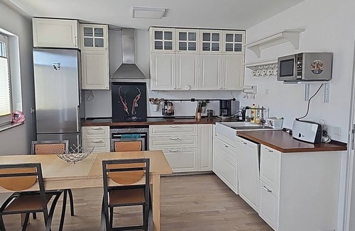 Munchen District Apartment | Full Apt, 2 BedRm, 2 bathRm. by ICM,15/20 min to CityCenter/Oktoberfest, Parking