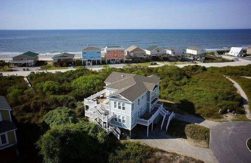Holden Beach House | Full Circle is a beautiful coastal retreat nestled in the private east-end community of Dunescape