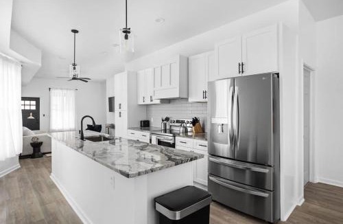 Holy Cross House | Full Duplex Retreat-Two Homes Near Eastside- Family Friendly