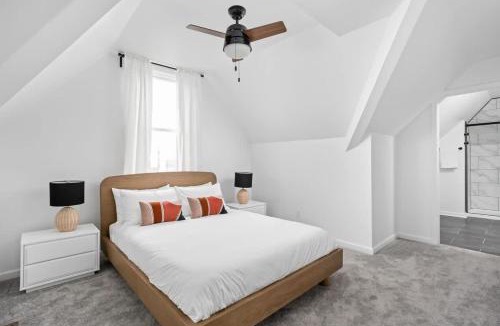 Holy Cross House | Full Duplex Retreat-Two Homes Near Eastside- Family Friendly
