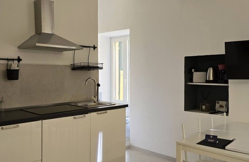 Riomaggiore Apartment | Full-featured apartment with rock shower
