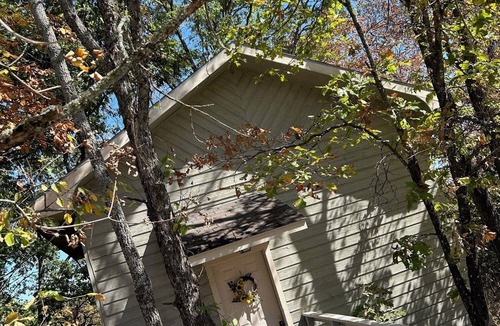 Eureka Springs Cottage | Full Glass Front Eureka Springs Cabin with 20+ mile views from our Mountain Top