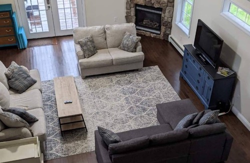 Danvers House | Full House for 12 with Pool Table; Near Boston and Beaches!