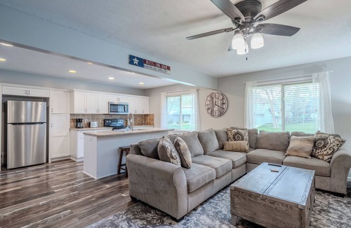 Bennington House | Full kitchen <30 Min to Zoo Gym nearby W/D Air hockey table Fireplace
