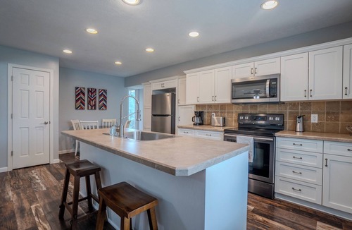 Bennington House | Full kitchen <30 Min to Zoo Gym nearby W/D Air hockey table Fireplace