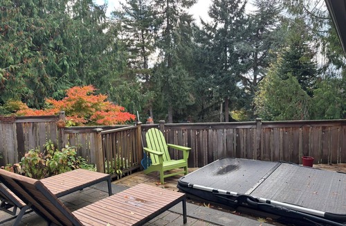 Gatewood House | Full property, delightfully decorated, yard, patio, hot tub.