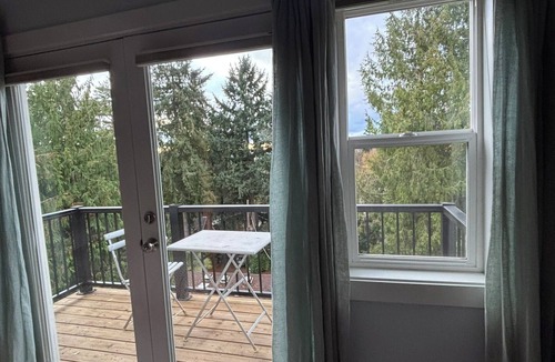 Gatewood House | Full property, delightfully decorated, yard, patio, hot tub.