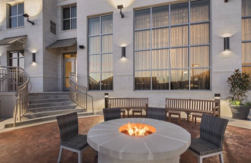 Florence Apartment | Full Suite | Fitness Center + Outdoor Pool