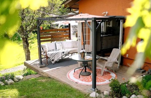 East Hill Apartment | Full Suite! Private and Secluded Deck/Yard! Central to Vernon! Pet Friendly!n