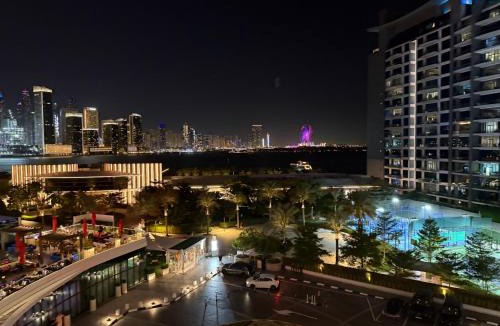 Palm Jumeirah Apartment | FullSeaView-RoofTopPool Free Private WestBeachAccess