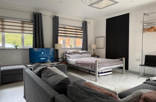 Cambridge Apartment | Fully Detached Studio Annexe with King Bed for 2 & Sofa Bed for 2
