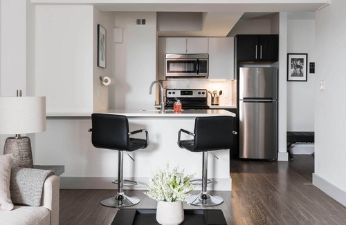 Central West End Apartment | Fully Equipped 1BR steps to BJC and Park