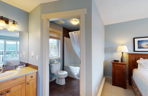Sooke House | Fully-equipped 2 Bedroom Townhome, Sleeps 8