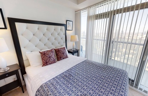 Toronto Entertainment District Apartment | Fully-Equipped 3-BR Condo in DT Toronto