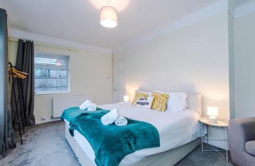 Ewloe House | Fully equipped 3BR Home Sleeps 6 Perfect for Short and Long Term Stays