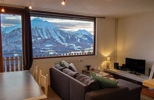 Orcieres-Merlette Apartment | Fully-equipped 5-person apartment with mountain views.