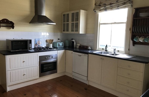 Armidale House | Fully equipped, centrally located and close to Armidale Hospital