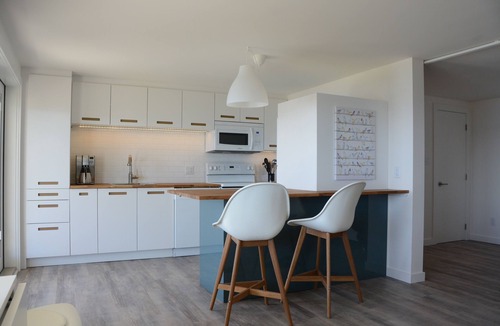 Sidney Apartment | Fully-equipped, comfortable, modern oceanfront suite right on the beach!