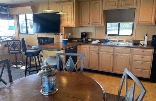 Havre De Grace Boat Rental | Fully Equipped Docked Houseboat at Log Pond Marina in Havre de Grace, MD.