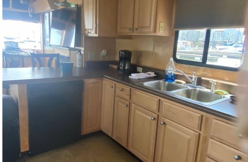 Havre De Grace Boat Rental | Fully Equipped Docked Houseboat at Log Pond Marina in Havre de Grace, MD.