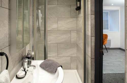 Bradford Apartment | Fully Equipped Modern City Centre Studio With Netlfix WiFi 24 7 Check-in