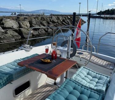 Nyon Boat Rental | Fully equipped sailing boat and zodiac