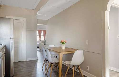 University City Apartment | Fully Equipped Cozy 2BR Apartment Near Delmar Loop - Mid term Rental