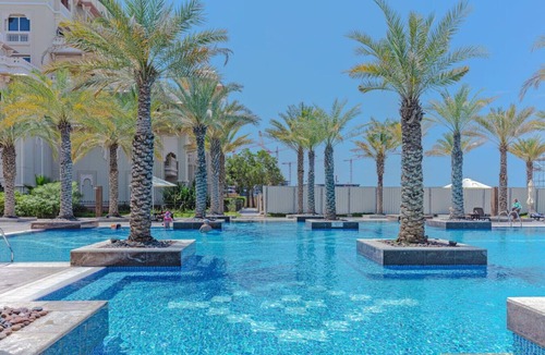 Palm Jumeirah Condo | Fully-equppied studio with private beach and pool