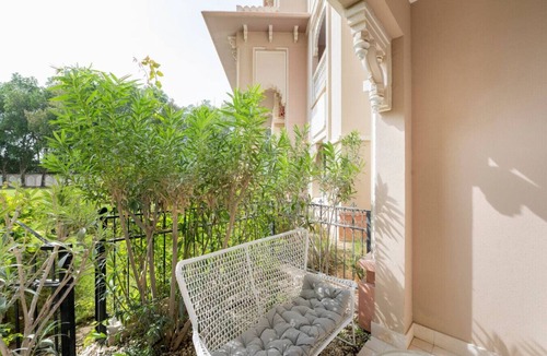 Palm Jumeirah Condo | Fully-equppied studio with private beach and pool