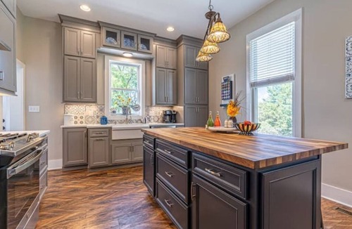 Abingdon House | Fully fenced, 1/2 acre, dog friendly in downtown Abingdon!