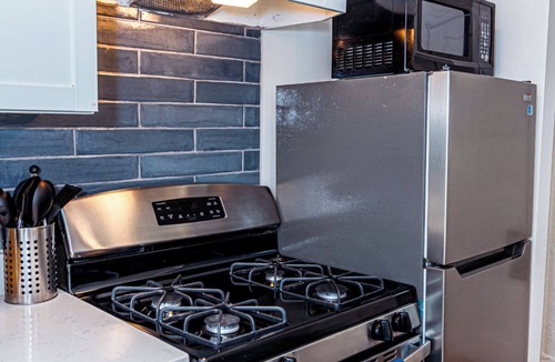 Roselawn Finance Apartment | Fully furnished 2-bedroom apartment in lovely Cincinnati with paid utilities!