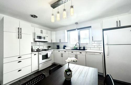 Thompson House | Fully Furnished, 5 Bedrooms, 2 Kitchens, Free Parking, Corporate Housing