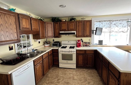 Wareham Center House | Fully Furnished home short walk to Swifts Beach