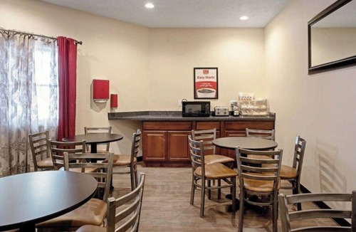 Clinton Apartment | Fully Furnished Studio Available in Clinton, IA