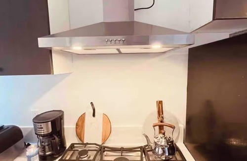 Pico-Union Apartment | Fully Loaded Separate Entrance 1 Bed + Bonus Rm near Downtown- Sun Flooded
