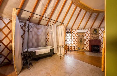 Big Bar House | Fully-Outfitted Yurt with a Clawfoot Tub on the Trinity River, Northern California