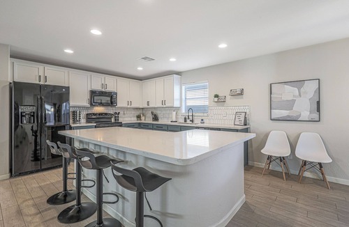 Crossriver House | FULLY REMODELED STUNNING AZ OASIS -PARKS, TENNIS, VOLLEYBALL, BASKETBALL COURTS!