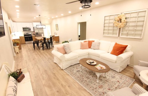 Pawhuska House | Fully Remodeled! Three minute WALK to the Pioneer Woman Merc!