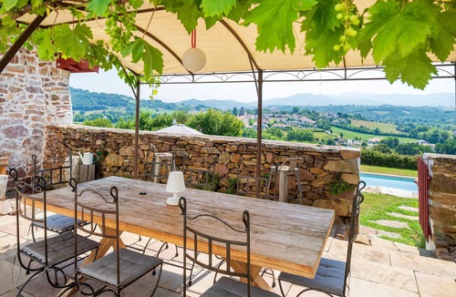 Sare House | Fully Renovated 16th-Century Farmhouse 20 Minutes from the Ocean, at the Foot of Hiking Trails