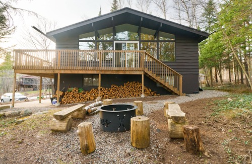 Huntsville Ski Chalet | Fully Renovated Muskoka Family Cottage | Swim, Golf, Hike, & Ski