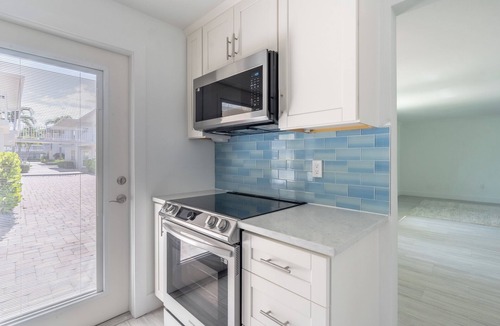 West Naples Condo | Fully renovated upscale 2-bedroom condo in the heart of Old Naples.