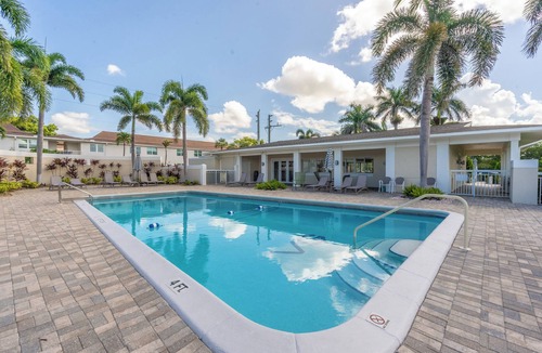 West Naples Condo | Fully renovated upscale 2-bedroom condo in the heart of Old Naples.