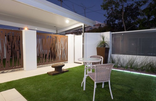 Wynnum House | Fully Self-Contained - Two Bedroom Townhouse