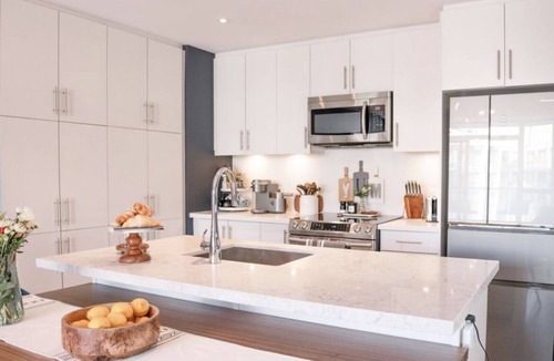 Innisfil Apartment | *FULLY STOCKED MODERN CONDO*