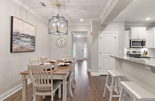 Epworth Acres House | Fully Stocked Kitchen | Golf Cart | Bikes | Beach Gear | Large Master Suite | Pool | Screen Porch