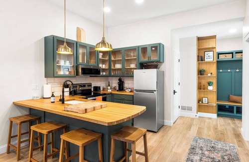Green Lake Apartment | Fully Updated 2 Bedroom Apartment - In Downtown and Steps from Green Lake