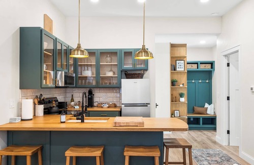 Green Lake Apartment | Fully Updated 2 Bedroom Apartment - In Downtown and Steps from Green Lake
