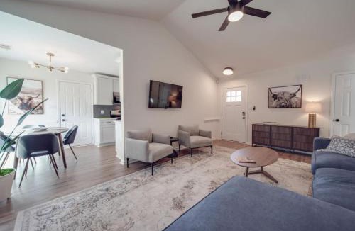 Paw Creek House | Fully Updated Cozy 3 BR Ranch Escape -WWC- Airport