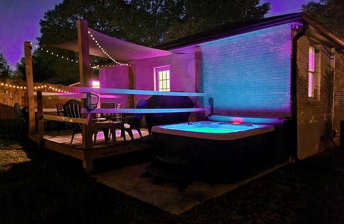 Charlotte House | FullyStocked! *Games*HotTub*Fenced *Firepit *Open&LargeKitchen