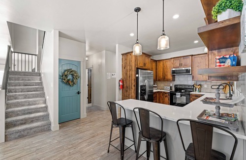 McCall House | Fun Amok - Warren Wagon Rd - WiFi - Large driveway - Hot tub